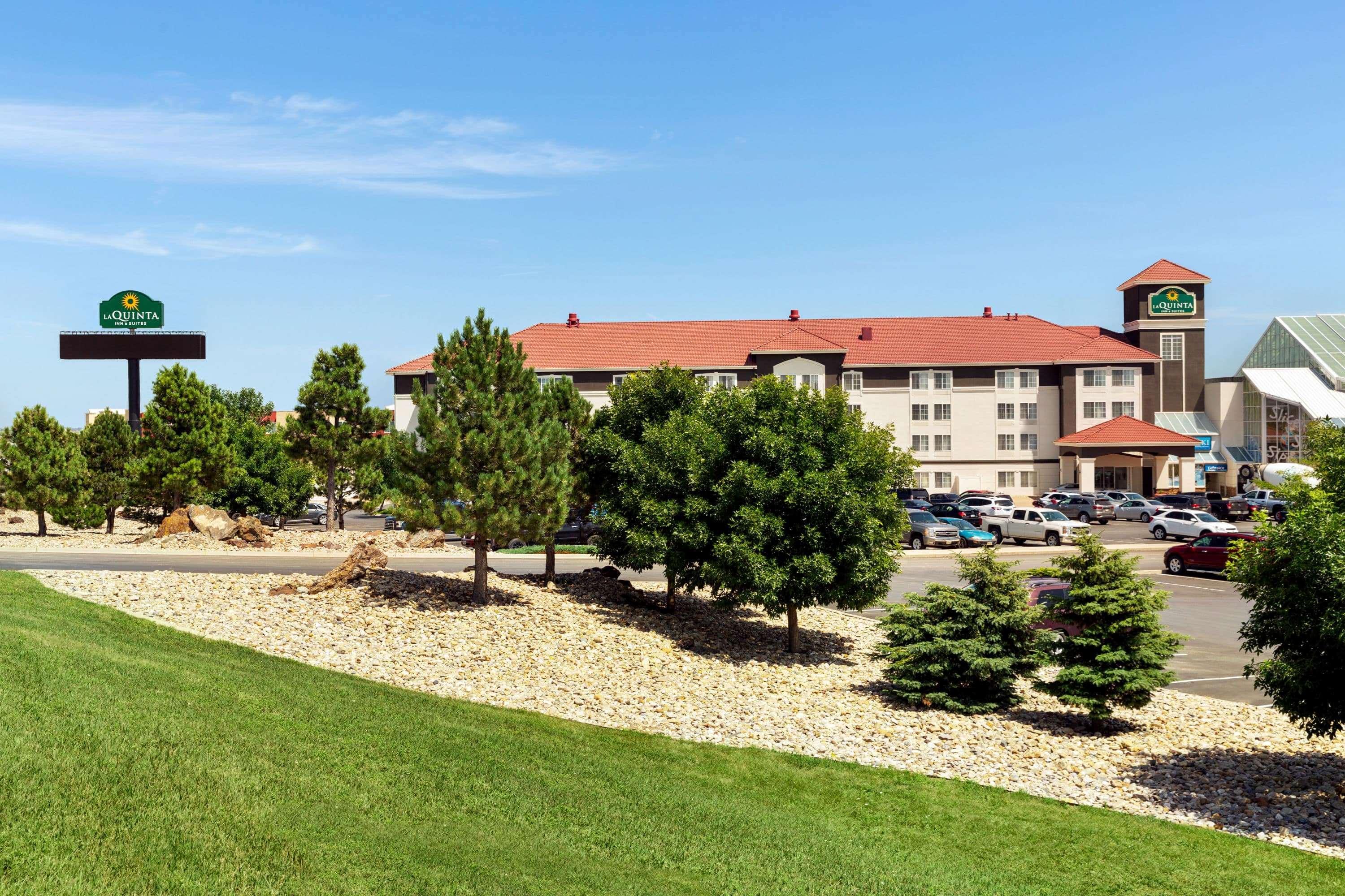 La Quinta Inn And Suites By Wyndham At Watiki Waterpark Rapid City Exterior photo